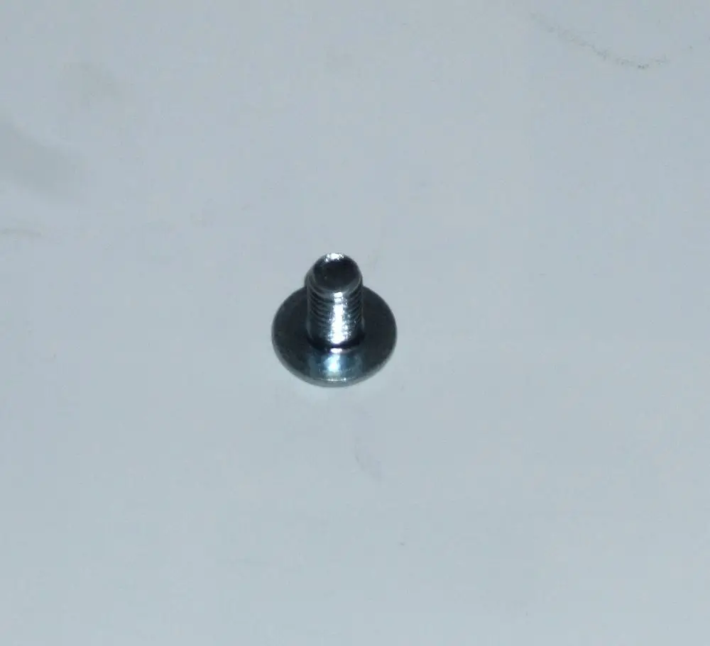 Daikin Schraube mit flachem Kopf, aus Metall, auf einem weißen Hintergrund. Die Schraube hat ein Gewinde und ist für verschiedene Anwendungen geeignet.